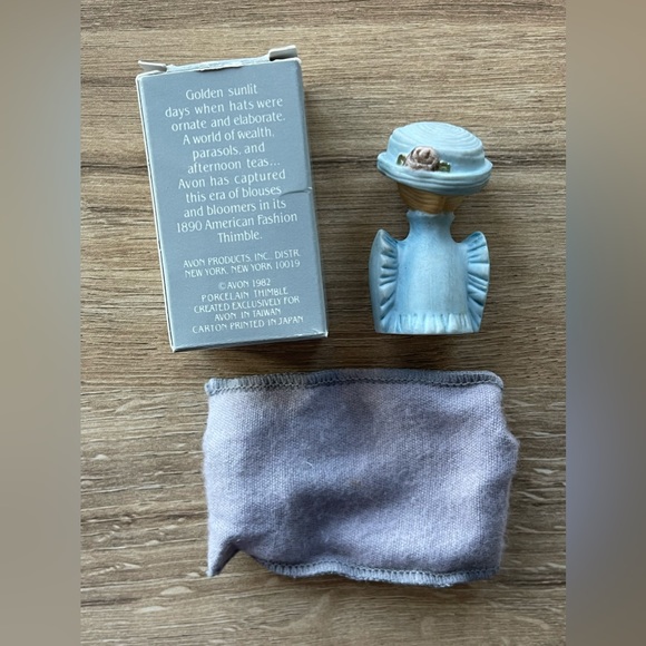 Vintage AVON American Fashion Silhouette Thimble Circa 1890 BOX & DUST BAG 1982 - Picture 2 of 5